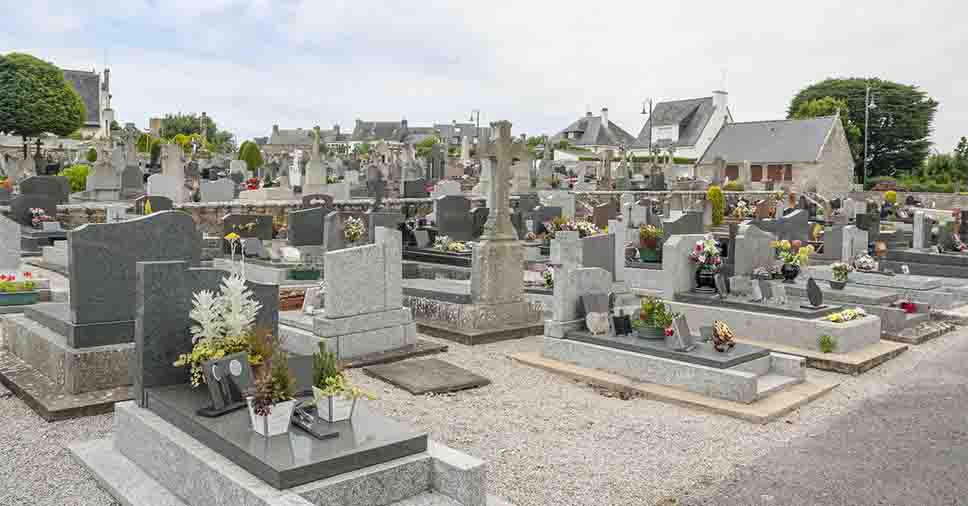 Descubra a diferença entre sepultamento e enterro