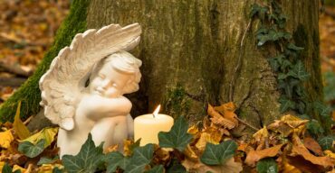 Vemos um anjo perto da árvore no cemitério. Já conhece os modelos de planos funerários?