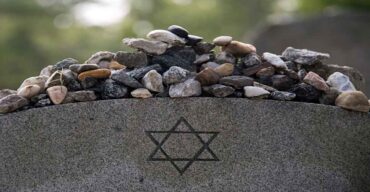 Pedras na lápide com a estrela de Davi é ais fúnebres no judaísmo