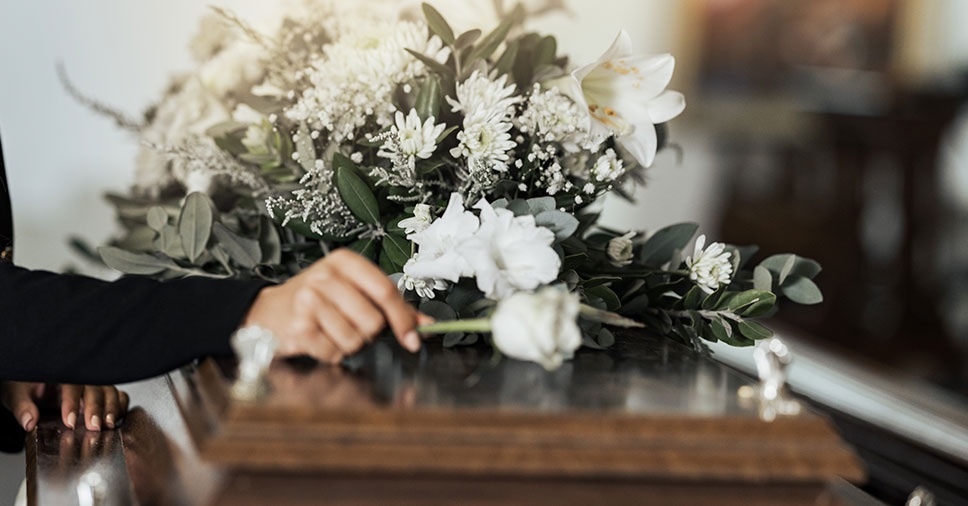 Como fazer homenagem fúnebre a um amigo?