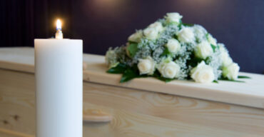 Vela e coroa de flores. Saiba mais sobre o processo de cremação!