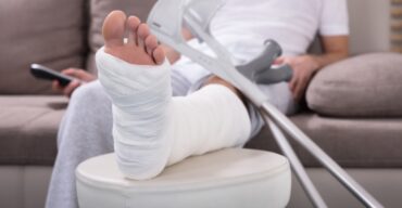 Homem com pé quebrado. Cuidado com acidentes domésticos!