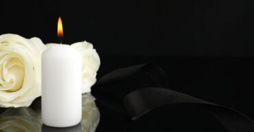 Fundo preto, flor e vela. Entenda qual é a cor do luto no Brasil!