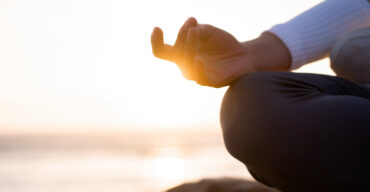 Pessoa meditando: saiba mais sobre o autocuidado no período de luto