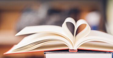livros sobre luto empilhados