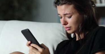 Mulher usando redes sociais no luto