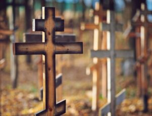 Descubra como as pessoas ao redor do mundo fazem seus ritos de despedida. Cruzes em cima de jazigos em cemitérios, representando ritos de despedida.