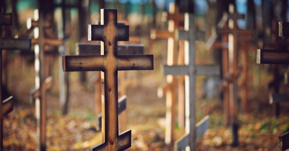 Cruzes em cima de jazigos em cemitérios, representando ritos de despedida.