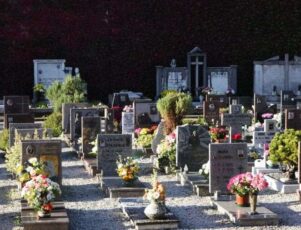 Concessão de jazigo: descubra a importância da renovação Jazigos decorados em cemitério reforçam a importância da concessão de jazigo permanente