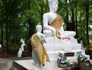 Rituais fúnebres no budismo: conheça como lidam com a morte! Estátuas em templo budista refletem rituais fúnebres no budismo e respeito aos mortos