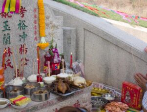 Veja como é realizado o funeral chinês! Familiar se despedindo de ente querido no funeral chinês