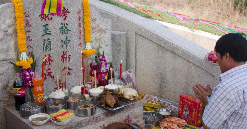 Familiar se despedindo de ente querido no funeral chinês