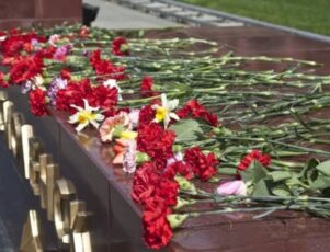 Um guia prático e necessário sobre o que fazer quando alguém morre Flores dispostas em homenagem fúnebre mostram o que fazer quando alguém morre.