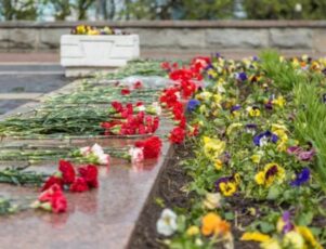 Guia sobre despesas e preços: quanto custa um funeral no Brasil atualmente Flores em homenagem fúnebre dispostas em calçada ilustram quanto custa um funeral no Brasil.