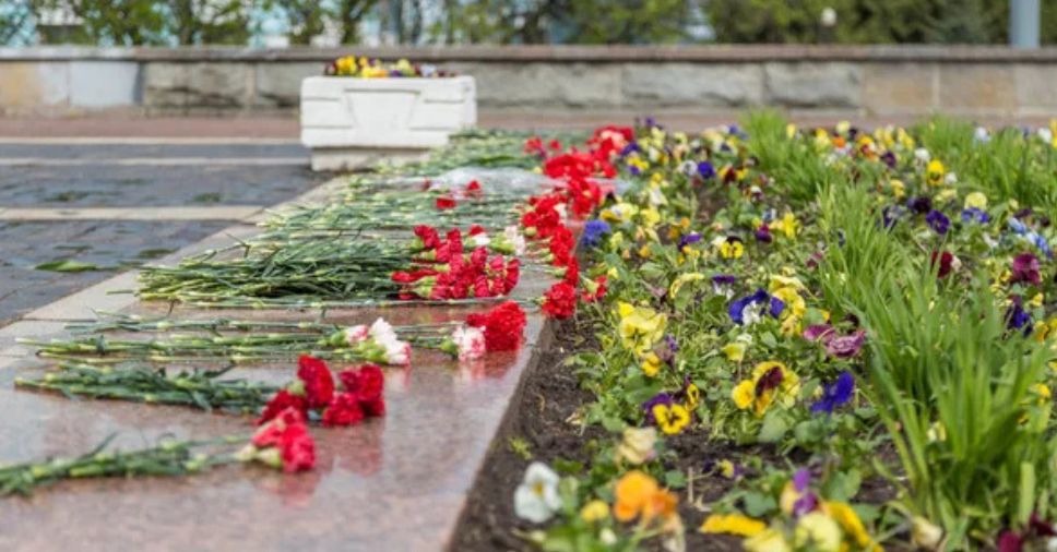 Flores em homenagem fúnebre dispostas em calçada ilustram quanto custa um funeral no Brasil.