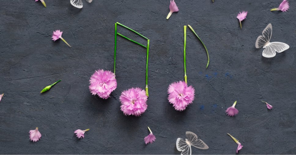 Notas musicais feitas com flores cor-de-rosa representam músicas de rock sobre despedidas.